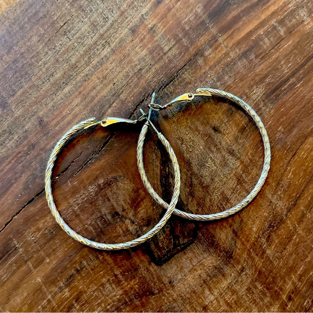 Medium hoop earrings gold rope texture. Back clasp